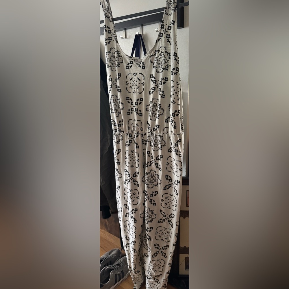 Black and White V-Neck Jumpsuit with Fitted Bodice